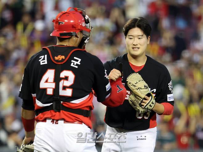 29일 오후 잠실야구장에서 열린 2025 프로야구 KIA와 LG 경기. KIA 가 12-2 승리했다. 경기 종료 후 투수 이호민과 포수 김태군이 승리를 기뻐하고 있다. 잠실=정시종 기자 /2025.06.29.