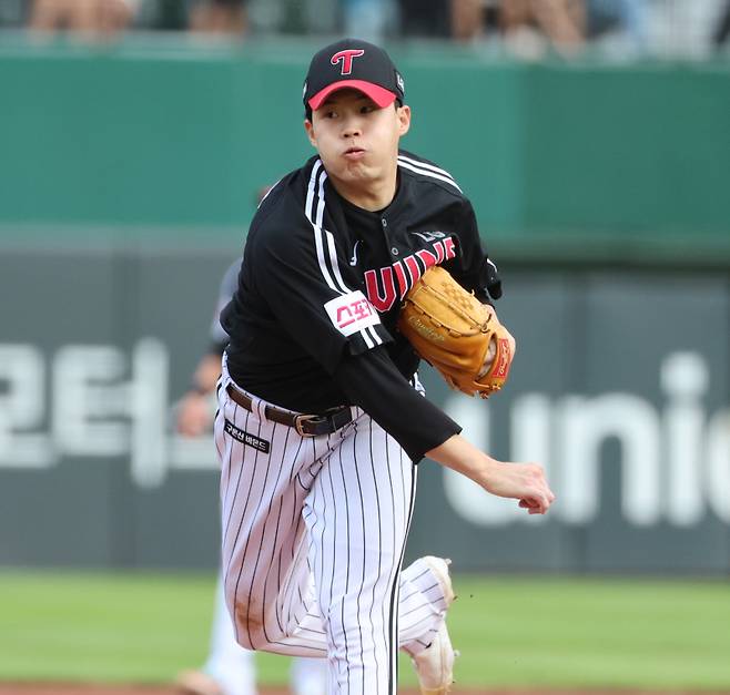 <yonhap photo-4442=""> LG 선발 임찬규 (부산=연합뉴스) 강선배 기자 = 18일 오후 부산 동래구 사직야구장에서 열린 엘지 트윈스와 롯데 자이언츠의 경기. 1회 말 LG 투수 임찬규가 투구하고 있다. 2024.9.18 sbkang@yna.co.kr/2024-09-18 17:29:20/ <저작권자 ⓒ 1980-2024 ㈜연합뉴스. 무단 전재 재배포 금지, AI 학습 및 활용 금지></yonhap>