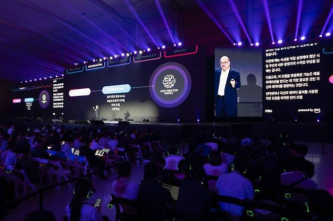 지난 5월 개최된 AWS 서밋 서울 당시 플리토의 라이브 트랜스레이션 서비스가 연사의 발표 내용을 실시간으로 번역했다. 사진에서 무대 위의 한국어 스크립트가 플리토 서비스다 / 출처=IT동아