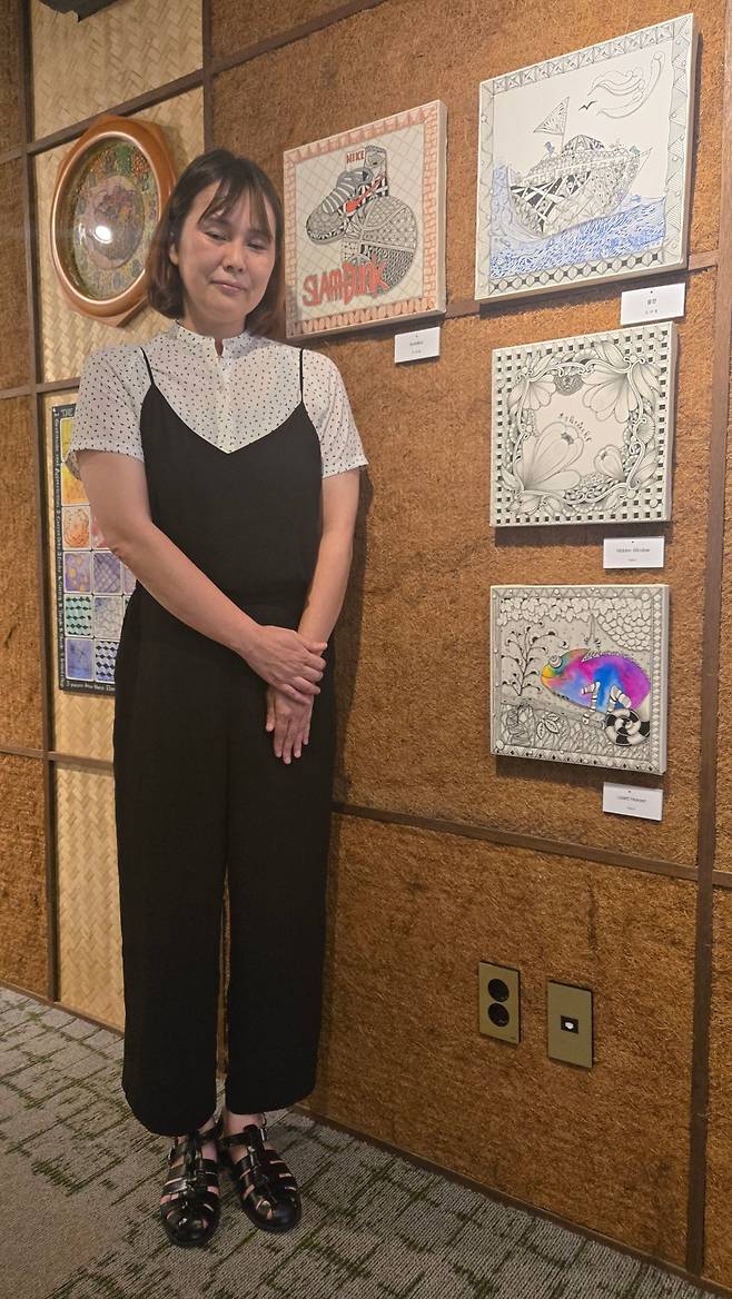 나코 요시코 씨가 자신과 아들의 젠탱글 아트 작품들을 소개하고 있다.