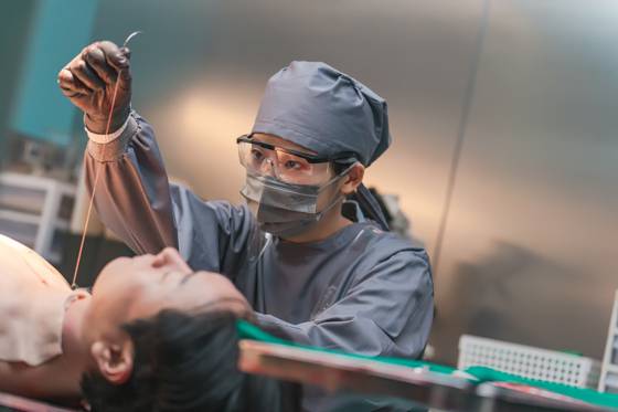 박주현은 소시오패스를 자처한 서세현을 연기했다. 앞선 제작발표회에서는 "잔인하고 무서운 장르물의 특징이 미화되지 않고 적나라하게 표현되는 느낌에 끌렸다"고 전했다. 사진 스튜디오엑스플러스유, 디즈니플러스