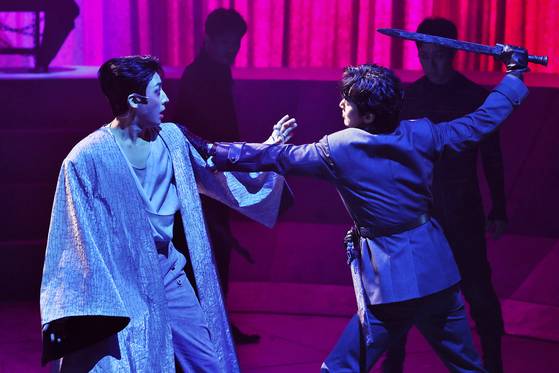 셰익스피어 희곡 '줄리어스 시저'를 현대적으로 재해석한 연극 '킬링시저'에서 시저(손호준)에게 달려드는 브루투스(유승호). 연합뉴스