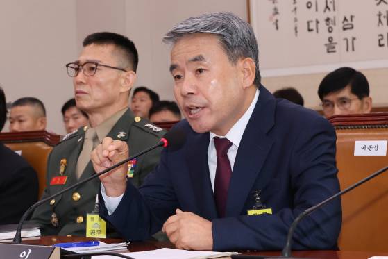 이종섭 전 국방부 장관이 지난해 7월 국회 법제사법위원회에서 열린 '윤석열 대통령 탄핵소추안 발의 요청' 국민동의 청원 관련 청문회에서 질문에 답하고 있는 모습. 연합뉴스