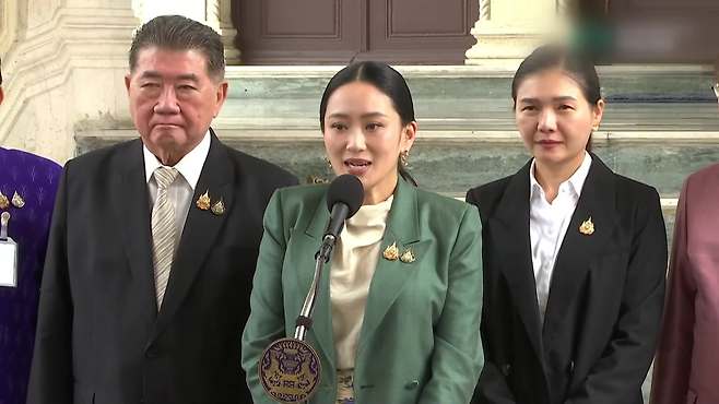 태국 헌법재판소의 직무 정지 결정 후 기자회견을 하는 패통탄 총리. (사진 출처 : 태국 아마린TV)