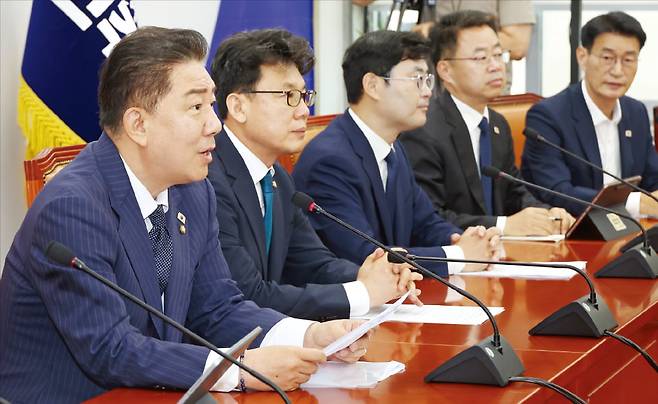 김병기 더불어민주당 당대표 직무대행 겸 원내대표(왼쪽 첫 번째)가 1일 국회에서 원내대책회의를 주재하고 있다. 강은구 기자