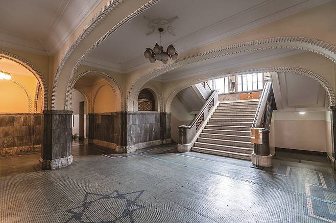 1930년 대 근청 관청 건물, 촘촘한 격자 타일 바닥과 아치형 천장이 멋스럽다(사진=이효태)