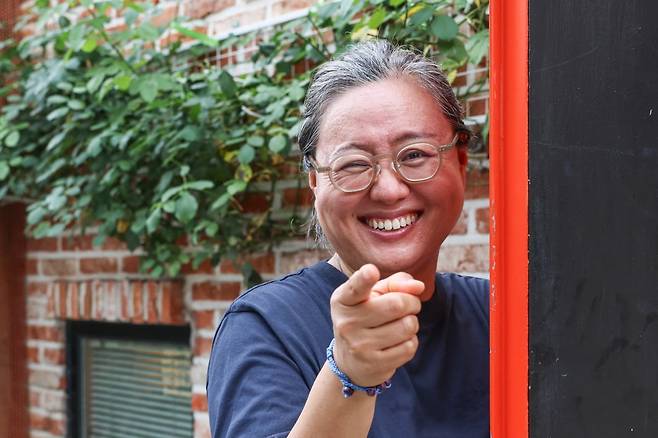 지난 1일 서울 종로구 누하동의 한 카페에서 남인우 연출이 인터뷰에 앞서 포즈를 취하고 있다. 그는 다음 달 6일 한국경제신문이 주최하는 아르떼 살롱 '아티스트 토크'의 연사로 나선다./사진=임형택 기자