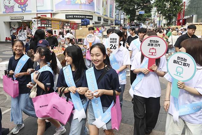 2일 오후 서울 중구 명동 일대에서 시민단체와 어린이 등 참석자들이 여름철 에너지절약 캠페인을 홍보하고 있다.