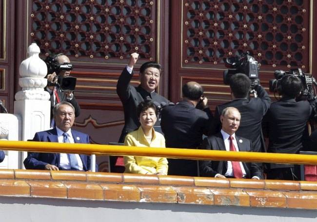 지난 2015년 9월 3일 당시 박근혜 대통령(가운데)이 중국 베이징에서 개최된 ‘항일전쟁 및 세계 반파시스트 전쟁 승전 70주년(전승절)’ 행사에 참석해 의자에 앉아 시진핑 중국 국가주석(뒤쪽), 블라디미르 푸틴 러시아 대통령(오른쪽), 누르술탄 나자르바예프 카자흐스탄 대통령(왼쪽)과 함께 열병식을 보고 있다. 베이징 | 로이터연합뉴스