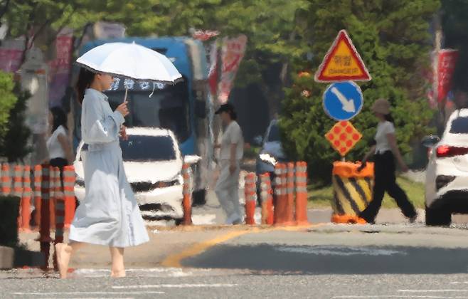 부산 전 지역에 폭염특보가 발효된 가운데 2일 오전 부산 해운대구 센텀대로 위로 뜨거운 지열이 만든 아지랑이가 피어오르고 있다. 연합뉴스
