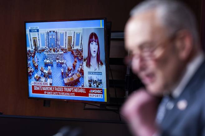 ‘크고 아름다운 하나의 법안’ 통과 척 슈머 미국 상원 민주당 원내대표가 1일(현지시간) 기자들에게 감세 법안 상원 통과에 대한 입장을 밝히고 있다. EPA연합뉴스