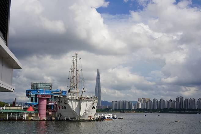 This photo taken from Ttukseom Dock shows Lotte World Tower in Songpa-gu, southern Seoul. (Lee Si-jin/The Korea Herald)