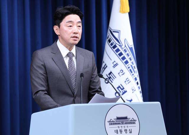 강훈식 대통령 비서실장이 지난달 29일 서울 용산구 대통령실 브리핑룸에서 인사 관련 브리핑을 하고 있다. 김지훈 기자