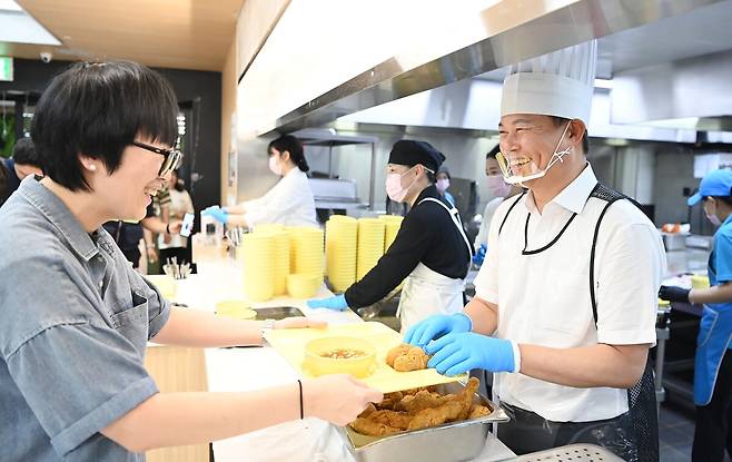 조용익 경기 부천시장이 1일 부천시청 구내식당에서 직원들에게 직접 점심을 배식하고 있다. 부천시 제공