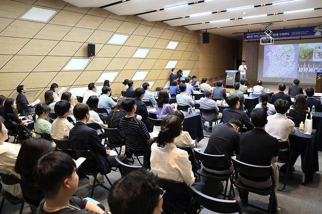 2일 국립부산과학관에서 열린 ‘개관 10주년 기념 세미나’에서 송삼종 관장과 참석자들이 과학문화 확산과 과학관의 미래 전략에 대해 논의하고 있다. /사진=국립부산과학관 제공