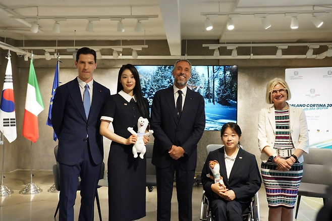 2026 밀라노-코르티나 담페초 동계올림픽 공식 설명회에 참석한 (좌측부터) 방송인 알베르토 몬디, 전 피겨스케이팅 선수 김연아, 안드레아 바니에 2026 밀라노-코르티나 담페초 동계올림픽 조직위원장, 패럴림픽 노르딕스키 국가대표 김윤지 선수, 에밀리아 가토 주한 이탈리아 대사/사진=김지은 여행+ 기자