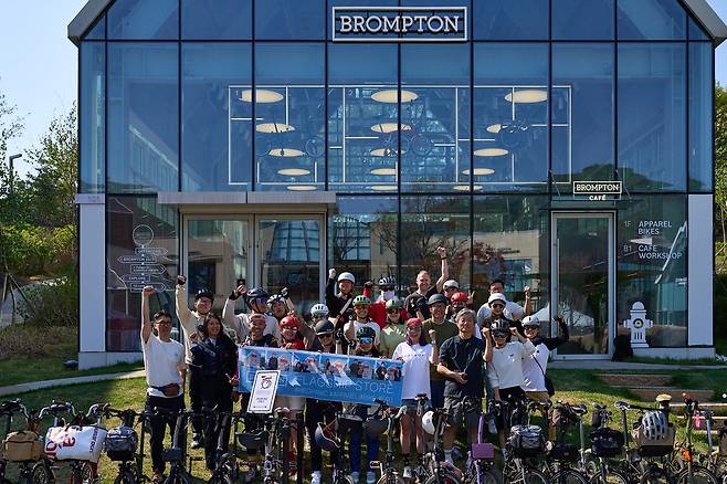 브롬톤 런던 롯데프리미엄아울렛 의왕점에 모인 브롬톤 커뮤니티 모습. 브롬톤 런던