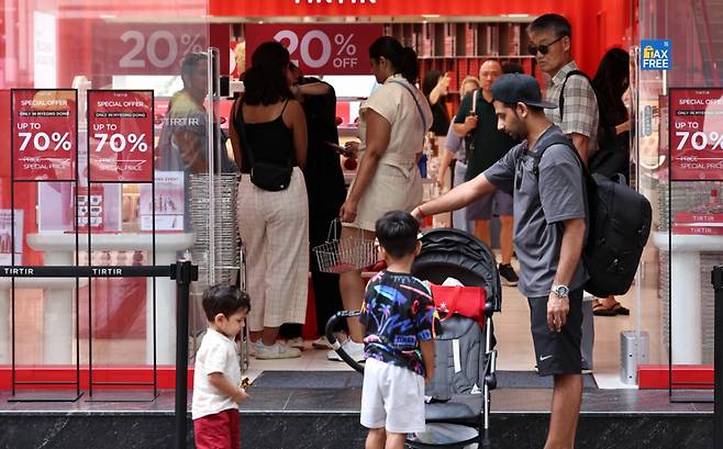 지난 1일 오후 외국인관광객들이 서울 중구 명동에서 쇼핑을 즐기고 있다. /사진 = 뉴스1