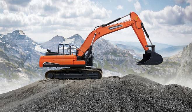 (서울=뉴스1) = HD현대인프라코어는 최근 에티오피아 광산 개발 업체 2곳과 총 100대 규모의 대형 굴착기 공급 계약을 체결했다고 25일 밝혔다. 사진은 HD현대인프라코어가 에티오피아에서 수주한 36톤급 대형굴착기. (HD현대인프라코어 제공. 재판매 및 DB 금지)2025.3.25/뉴스1 Copyright (C) 뉴스1. All rights reserved. 무단 전재 및 재배포, AI학습 이용 금지. /사진=(서울=뉴스1)