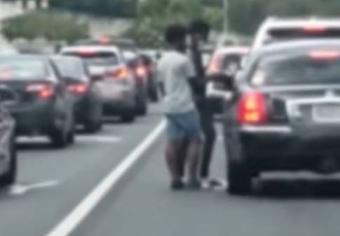 미국 애틀랜타에서 도로 위 정차한 차량에 접근해 물을 파는 이른바 '워터보이즈'(Water Boys)가 디지털 결제 시스템을 악용해 수백만원을 가로채는 사건이 발생했다./사진=폭스뉴스 갈무리