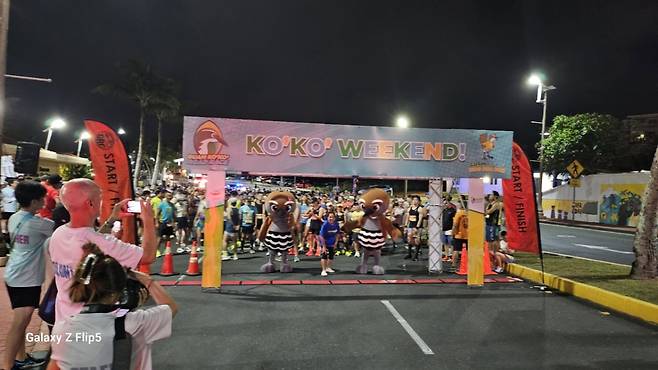 13일(현지시간) 오전 5시 하프마라톤이 시작되기 전, 출발선에 선 세계 각국에서 온 러너들. /괌=김고금평 기자