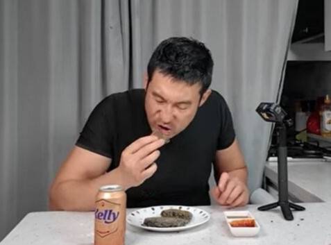 유튜버가 러브버그를 패티로 만들어 먹고 있다. /사진=유튜브 채널 '이충근' 갈무리