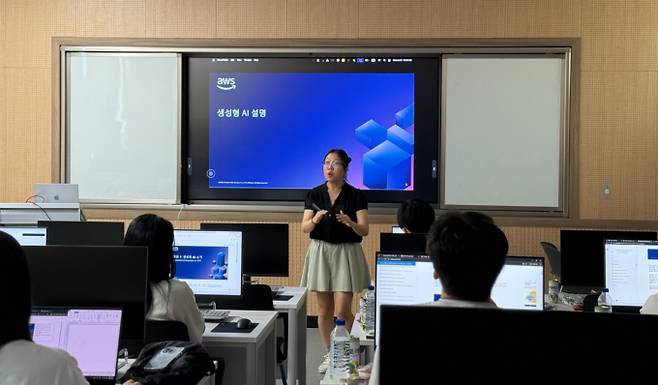 2일 홍은미 강사가 순천대 AI융합센터 및 공과대학 실습실에서 컴퓨터공학과 및 인공지능학부 재학생 20명을 대상으로 AI 실무역량 강화 교육을 하고 있다./순천대