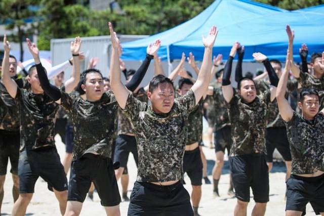 모래사장에서 유격체조를 하는 장병들. 국방일보 제공