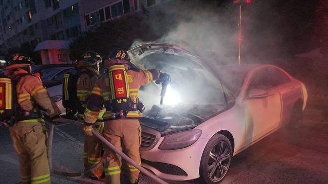 불이 난 벤츠 승용차 부산소방재난본부 제공