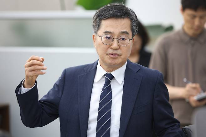 김동연 경기지사가 2일 경기도청 기자실을 찾아 출입기자들과 대화를 나누고 있다. 경기도 제공