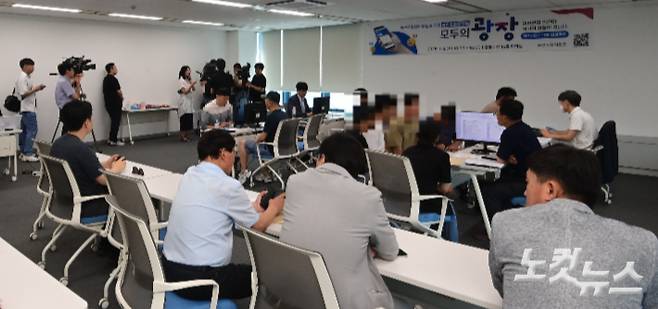 국정기획위원회가 오는 24일까지 전국 4개 권역을 돌며 현장과 소통하는 '버스로 찾아가는 모두의 광장'이 2일 첫 일정으로 강릉을 방문했다. 전영래 기자