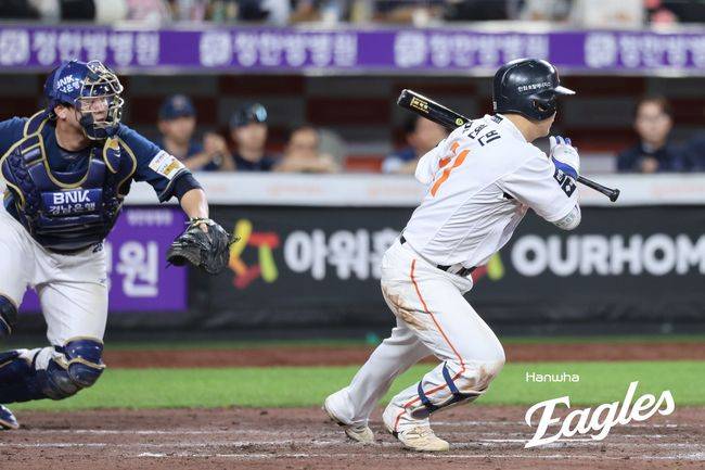 한화 문현빈이 1일 대전 NC전에서 8회 스퀴즈 번트를 대고 있다. /한화 이글스 제공