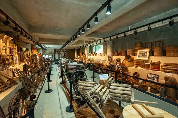 금정산성막걸리 박물관 내부 모습. 막걸리는 물론 산성마을과 관련된 향토자료를 만나볼 수 있는 공간이다.