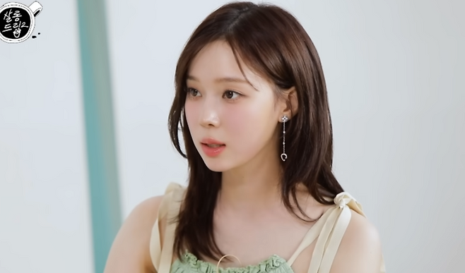 그룹 에스파 윈터가 지난 3월 빌보드 시상식 당시 발생했던 백스테이지 방송 사고의 뒷이야기를 전했다. 유튜브 채널 ‘TEO 테오’ 캡처