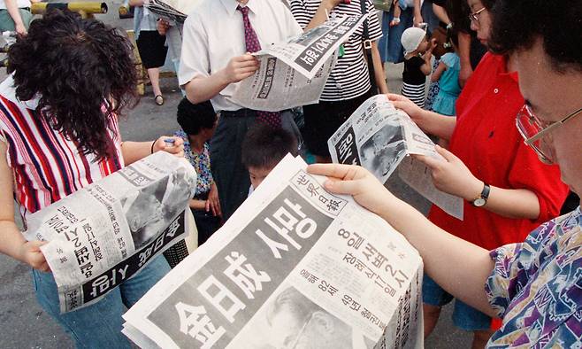 1994년 7월9일 서울역 앞 광장에서 시민들이 김일성 북한 주석의 사망을 알리는 세계일보 호외 신문을 읽고 있다. 북한 매체는 김일성 사망 후 하루가 지난 뒤에야 이를 보도했다. 세계일보 자료사진