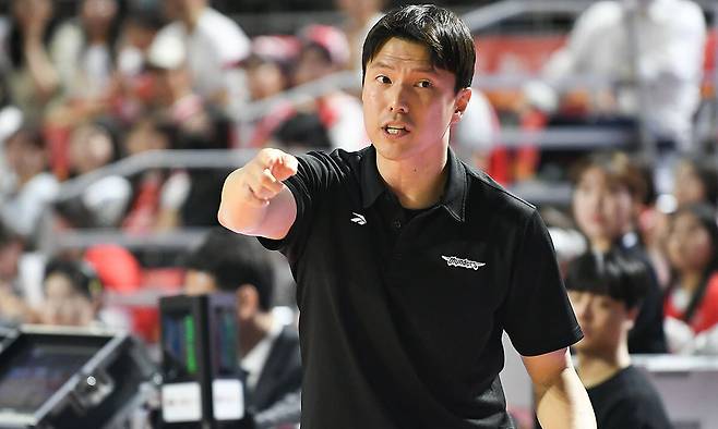 서울 삼성 김효범 감독이 지난 4월8일 서울 잠실학생체육관에서 열린 서울 SK와 경기에서 선수들에게 작전을 지시하고 있다. KBL 제공