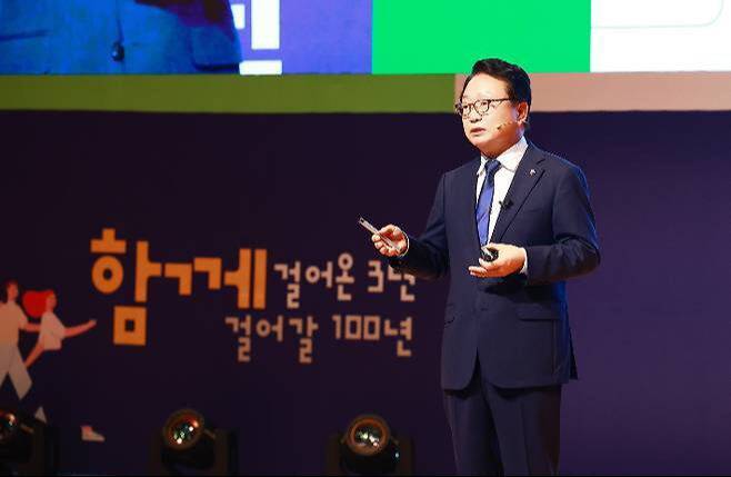 손병복 울진군수가 2일 민선8기 취임3주년 군정보고회에서 그동안의 성과를 설명하고 있다. 울진군 제공