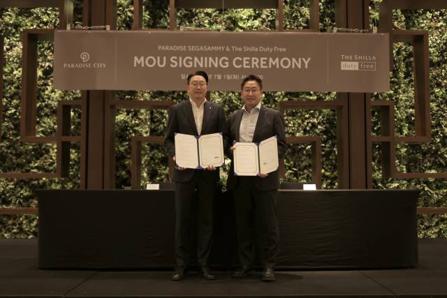 신라면세점과 파라다이스가 1일 인천 영종도 파라다이스시티에서 개최한 외국인 관광객 유치 활성화 업무협약식에서 최종환(왼쪽) 파라다이스 대표이사, 김준환 호텔신라 TR부문 부문장이 기념 촬영을 하고 있다. 사진 제공=신라면세점.