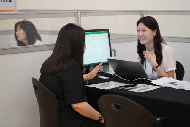 1일 서울 중구 동대문디자인플라자(DDP)에서 열린 ‘서울시 중장년 일자리 박람회 2025’를 찾은 구직자가 컨설턴트와 1대 1 상담을 하고 있다. 사진제공=서울시50플러스재단