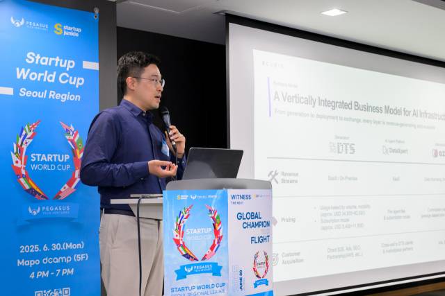 배호 큐빅 창업자가 지난 달 30일 서울 마포구 프론트원에서 열린 ‘스타트업 월드컵 2025’ 본선 발표에서 사업 모델을 소개하고 있다. /사진 제공=스타트업정키