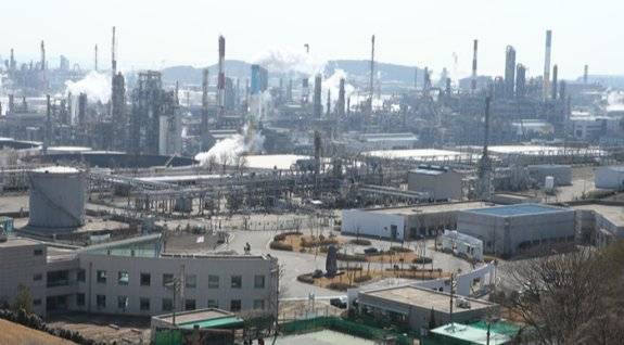 2024년 말 기준 ‘산업수도’ 울산의 40세 미만 제조업 근로자는 10년 사이 34%, 2만9000명이 줄어든 반면 60세 이상 근로자는 배 이상 늘었다. 사진은 울산공단 전경. 동아DB