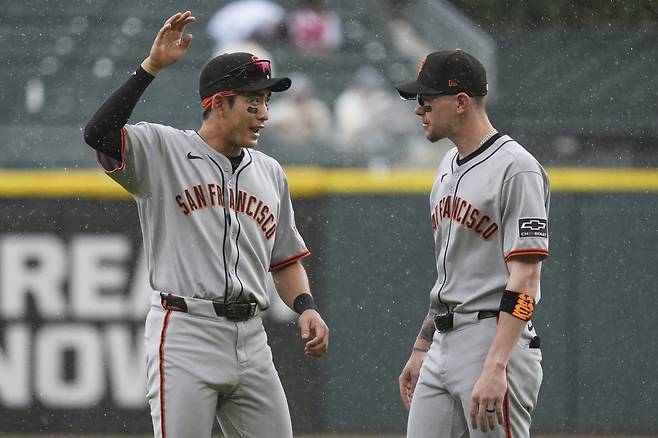 샌프란시스코 이정후(왼쪽)와 크리스천 코스가 지난달 30일(한국시간) 레이트 필드에서 열린 시카고 화이트삭스와 원정경기를 앞두고 함께 몸을 풀고 있다. 시카고(미 일리노이주)|AP뉴시스