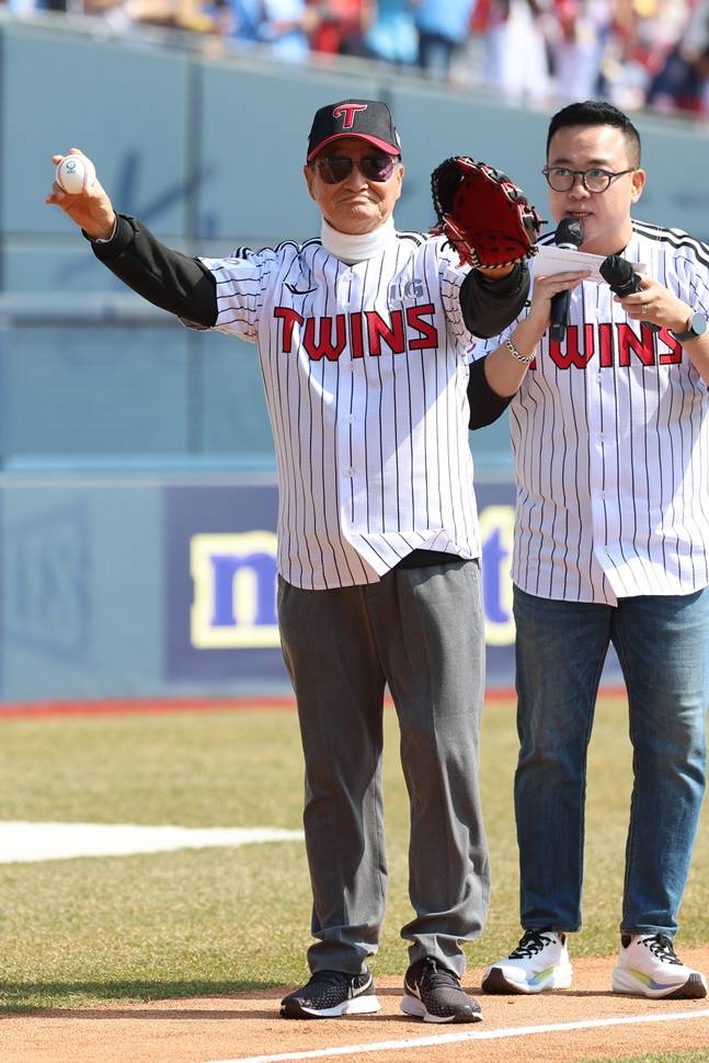 이광환 전 LG 트윈스 감독(왼쪽)이 지난 3월 22일 잠실 LG-롯데전을 앞두고 팬들에게 인사를 하고 있다. /사진=LG 트윈스 제공