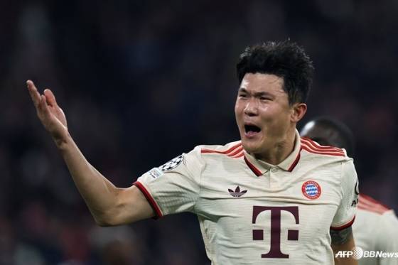 김민재가 지난 11월 유럽축구연맹(UEFA) 챔피언스리그(UCL) 파리 생제르망(PSG)과 경기에서 득점 후 세리머니하고 있다. /AFPBBNews=뉴스1