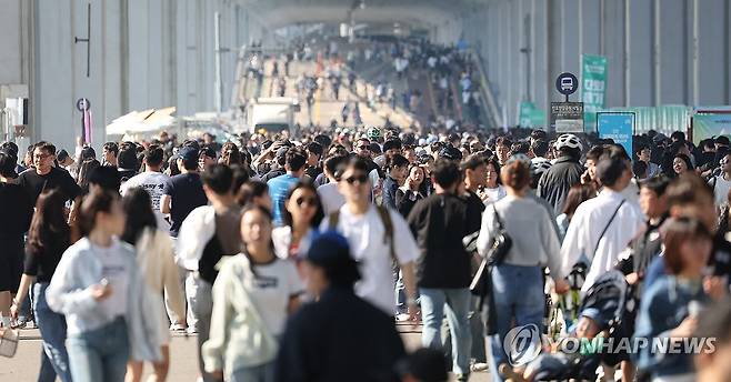 휴일 즐기러 나온 시민들 (서울=연합뉴스) 김성민 기자 = 18일 서울 서초구 잠수교에서 열린 '차 없는 잠수교 뚜벅뚜벅 축제'에 시민들이 몰려 있다. 2025.5.18 ksm7976@yna.co.kr