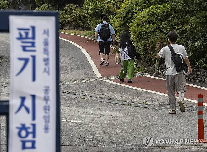 2025년 지방공무원 9급 필기시험 전국 21개 시도 동시 실시 (서울=연합뉴스) 황광모 기자 = 2025년도 지방공무원 9급 공채 필기시험이 열린 22일 오전 수험생들이 서울 종로구 경복고등학교에 마련된 고사장으로 향하고 있다.
이날 21개 시도에서 동시에 실시된 지방공무원 9급 필기시험 경쟁률은 8.8대 1을 기록, 지난해(10.4대 1)보다 하락했다.
최근 5년간 9급 필기시험 경쟁률을 보면 2021년 10.3대 1에서 2022년 9.1대 1로 내려갔다가 2023년과 2024년에는 각각 10.7대 1, 10.4대 1을 나타내, 올 시험 경쟁률이 최근 5년간 가장 낮았다. 2025.6.21 hkmpooh@yna.co.kr