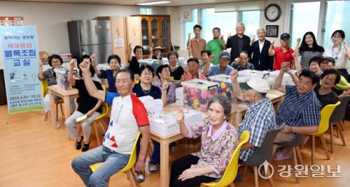 2025 찾아가는 경로당 세대공감 블록조립교실 개강식이 3일 춘천 신사우동 현대아파트 경로당에서 김영래 강원일보 전무, 송덕규 대한노인회 춘천시지회장, 조수연 레고랜드코리아리조트 담당자와 수강생들이 참석한 가운데 열렸다. 신세희기자