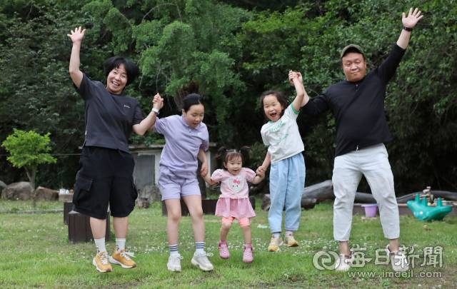 김정식·구승희 부부와 첫째 소울, 둘째 겨울, 셋째 라울 등 다섯 식구가