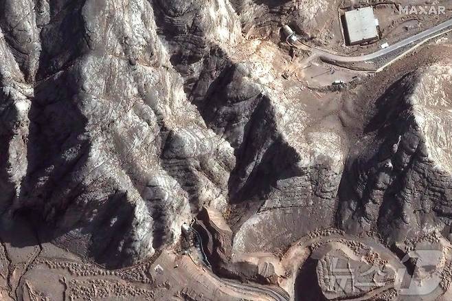 이란 중부 이스파한 핵농축 시설 인근 터널 입구가 최근의 공습으로 손상을 입었다. 미국 지리 정보 분석업체 막사테크놀로지에서 24일(현지시간) 촬영한 위성사진. 2025.06.24. ⓒ AFP=뉴스1 ⓒ News1 권영미 기자
