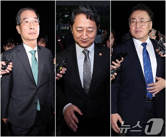 한덕수 전 국무총리(왼쪽부터), 안덕근 산업통상자원부 장관, 유상임 과학기술정보통신부 장관이 2일 서울 서초구 서울고등검찰청에 마련된 내란특검 사무실에서 조사를 받은 후 귀가하고 있다. 2025.7.3/뉴스1 ⓒ News1 김성진 기자
